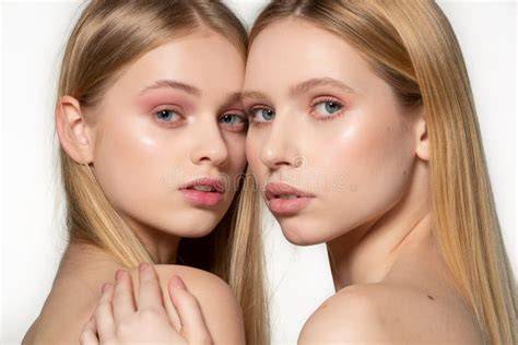 nude babes lesbian