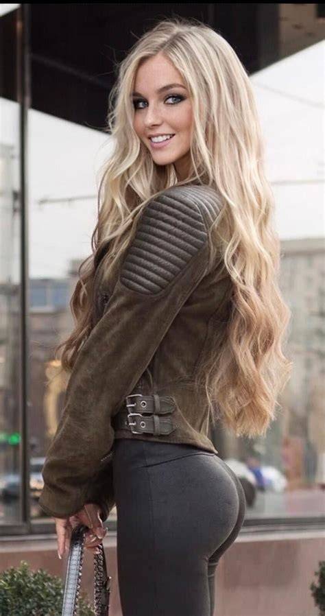 nude blonde butt