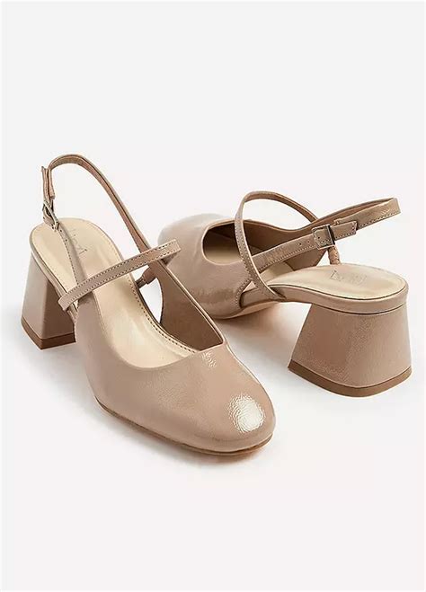 nude closed toe shoes