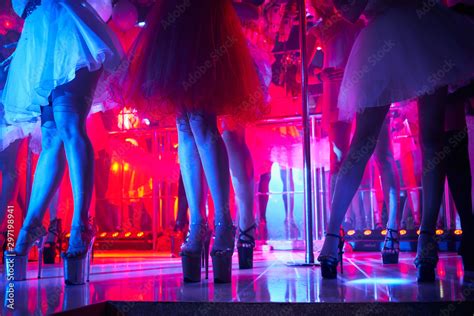 nude dancing strippers