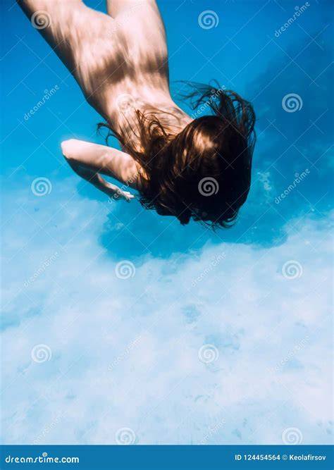 nude diving women