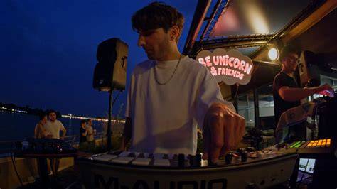 nude dj