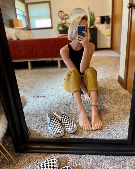 nude feet selfie