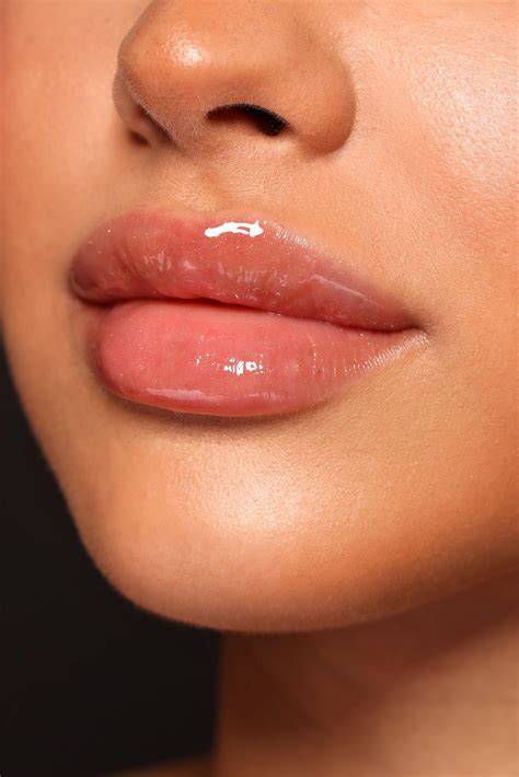 nude gloss lip