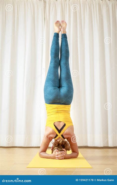 Nude headstand