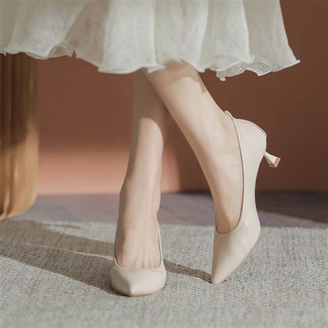 nude heels small