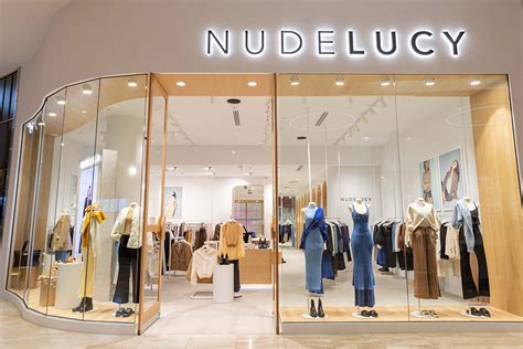 nude in mall