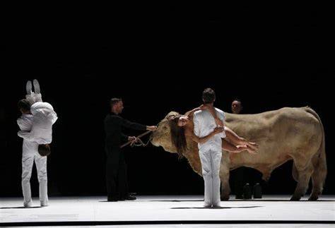 nude in stage play
