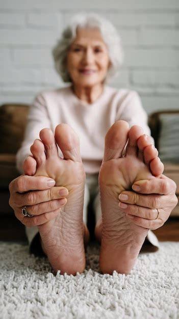 nude mature feet