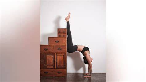 nude model yoga