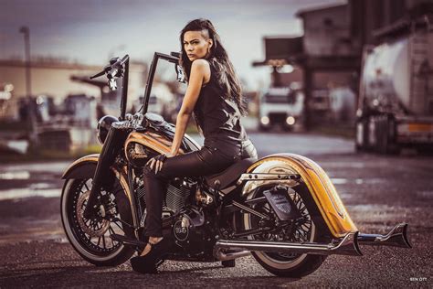 nude motorcycle chicks