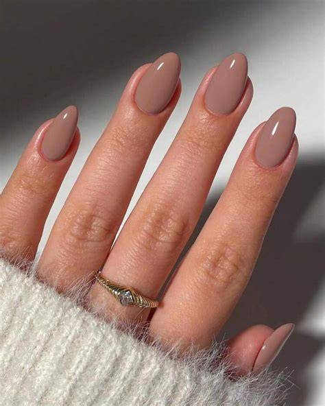 nude oval nails
