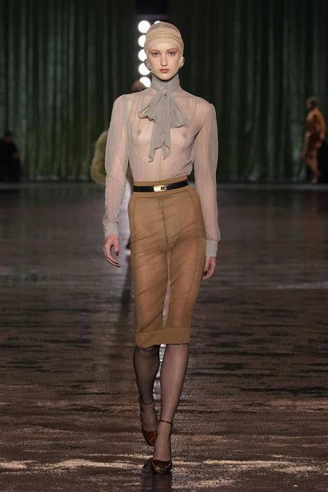 nude runway model