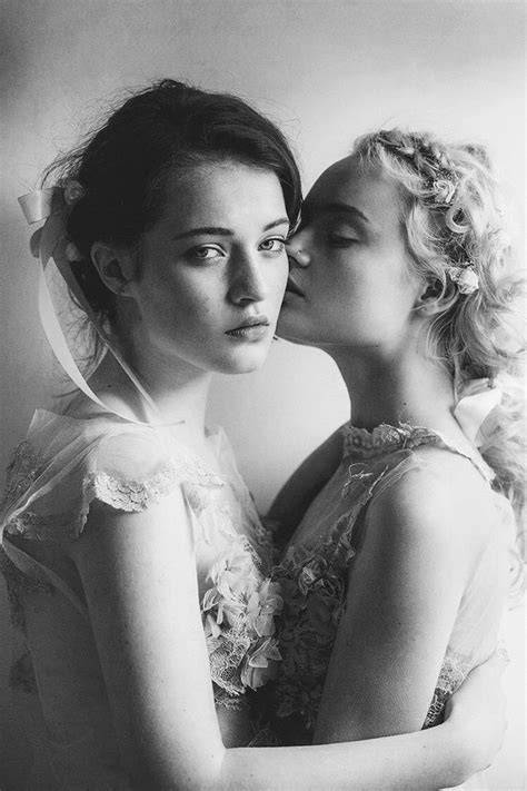 nude sapphic
