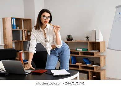 nude secretary