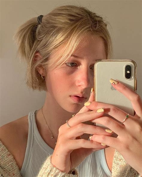 nude selfie blonde