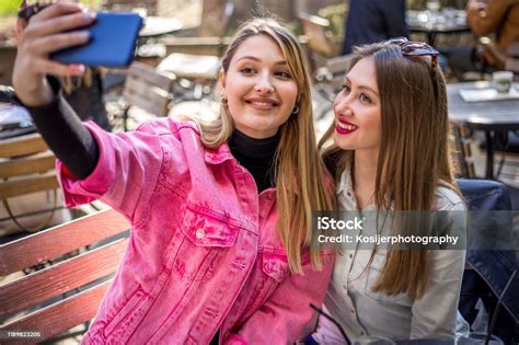 nude selfies lesbian