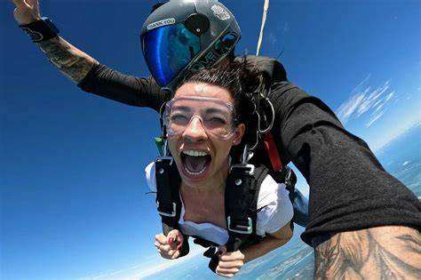 nude skydiving woman