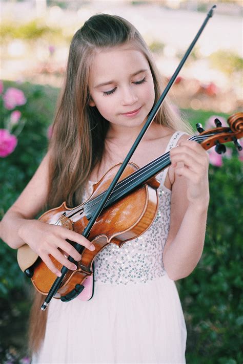 nude violinist
