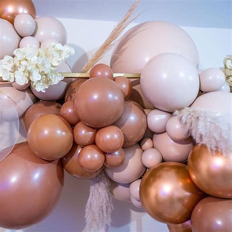 nude with balloons