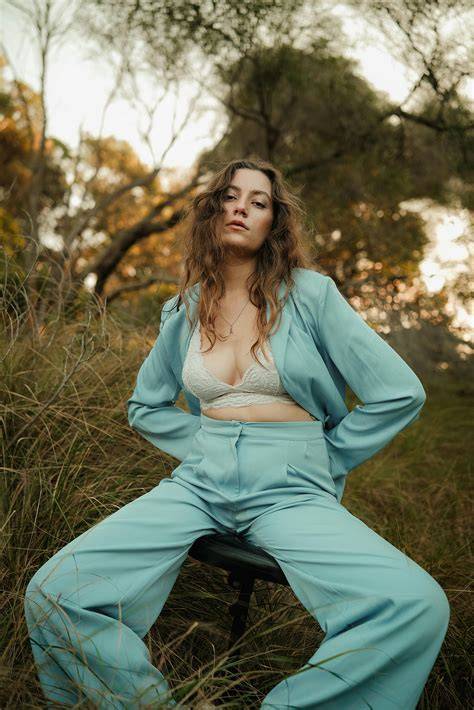 nude women modelling