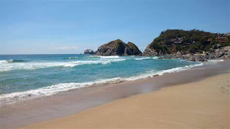nude zipolite