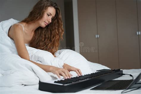 nudes in bed