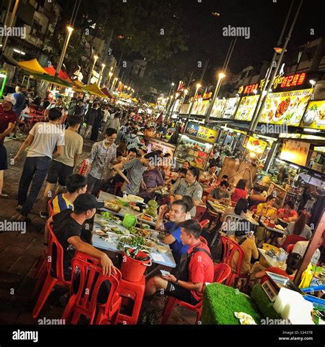 Outdoor Restaurants In Jalan Alor  A Hawker Food Market In Bukit Bintang  Kuala Lumpur  Malaysia Stock Photo - Bintang Toto
