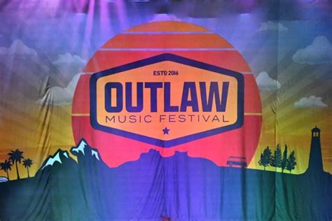 outlaw music festival hollywood casino amphitheatre