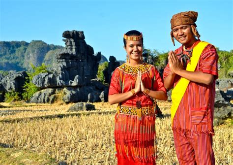 Pakaian Adat Suku Toraja Dan Keunikan Ragam Aksesorisnya Grosir Baju Adat Toraja Seragam Pernikahan - Grosir Baju Adat Toraja Seragam Pernikahan