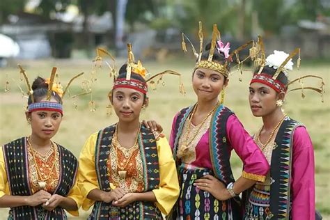 Jelajahi Pesona Eksotis Pakaian Adat NTT, Warisan Budaya Nusantara