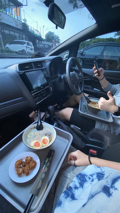 pap makan di mobil