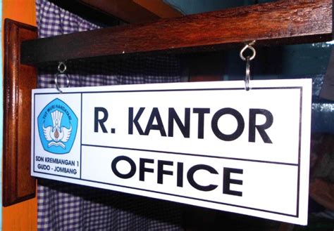 papan nama ruangan kantor