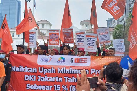 PARTAI BURUH DEMO：Polemik UMK, Pabrik Kolaps, Makin Banyak Buruh Nganggur