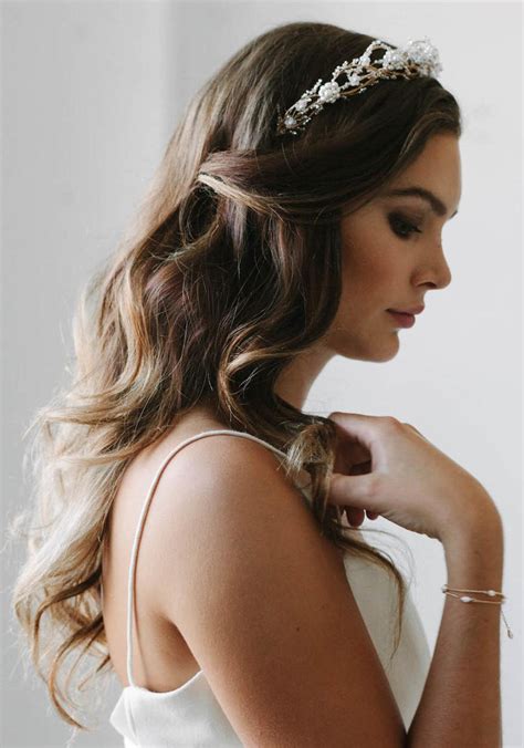 Peinado con diadema para novias: Encuentra el estilo perfecto para tu boda