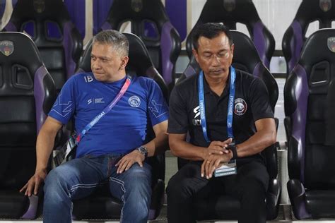 PELATIH AREMA FC 2024：Pelatih Arema FC Akui Persebaya Punya Materi Pemain Berkualitas,