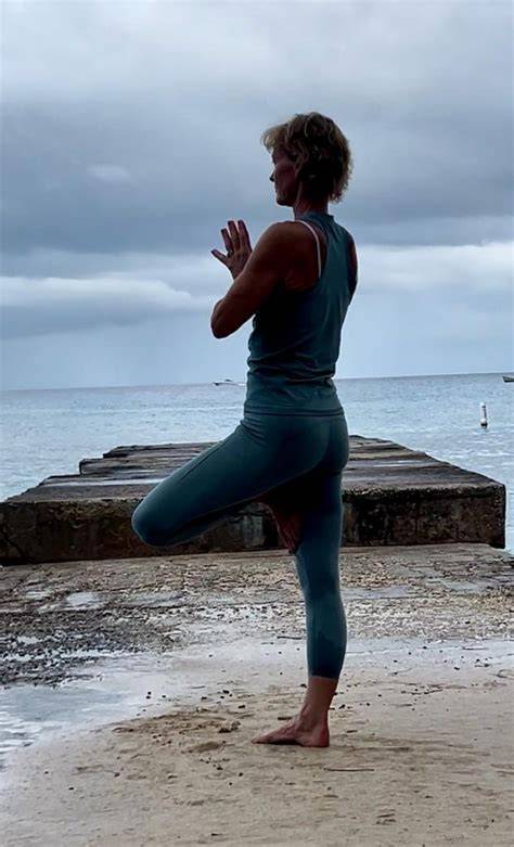 penelope yoga nude