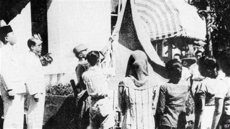 pengibar bendera merah putih pada saat upacara proklamasi kemerdekaan indonesia adalah