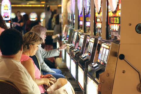 th?q=people%20playing%20slots