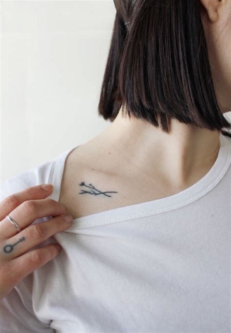 Pequeño tatuaje en la clavícula: ideas y diseños femeninos