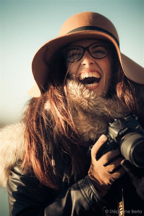 femme souriante chapeau appareil photo