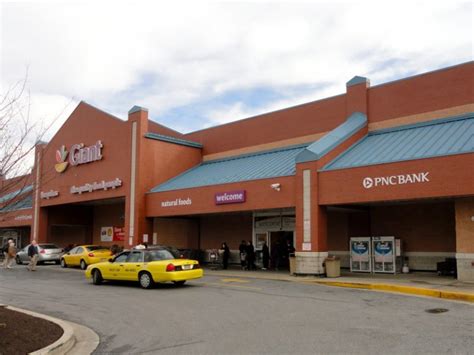 Food Lion anchored shopping center; PROPERTY FACTS Center Type Neighbo