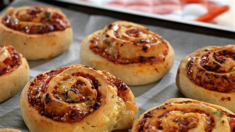 pizzasnurrer av ferdig pizzadeig