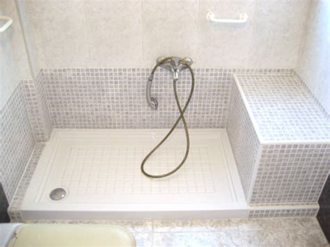 Plato de ducha con asiento para una mayor comodidad y seguridad
