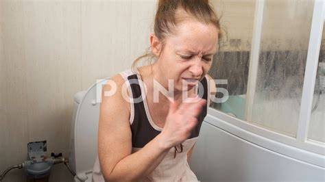 pooping nude