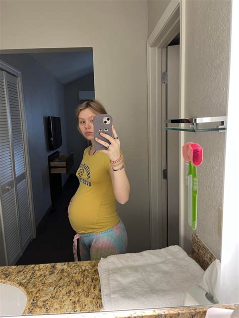 preggo nude