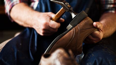 proses pembuatan sepatu kulit