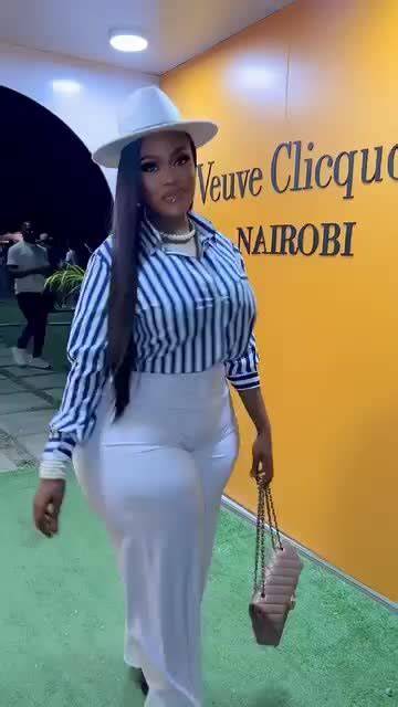 queenveebosset nude