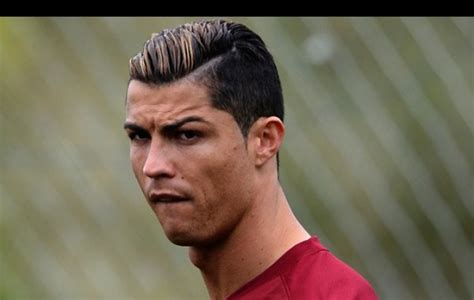 RAMBUT RONALDO SEKARANG：8 Tren Gaya Rambut Laki-laki 2024, Comma Hair hingga Mullet -