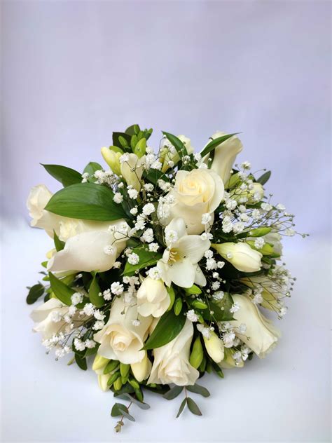 Ramo de novia con rosas blancas y paniculata: la combinación perfecta para tu boda